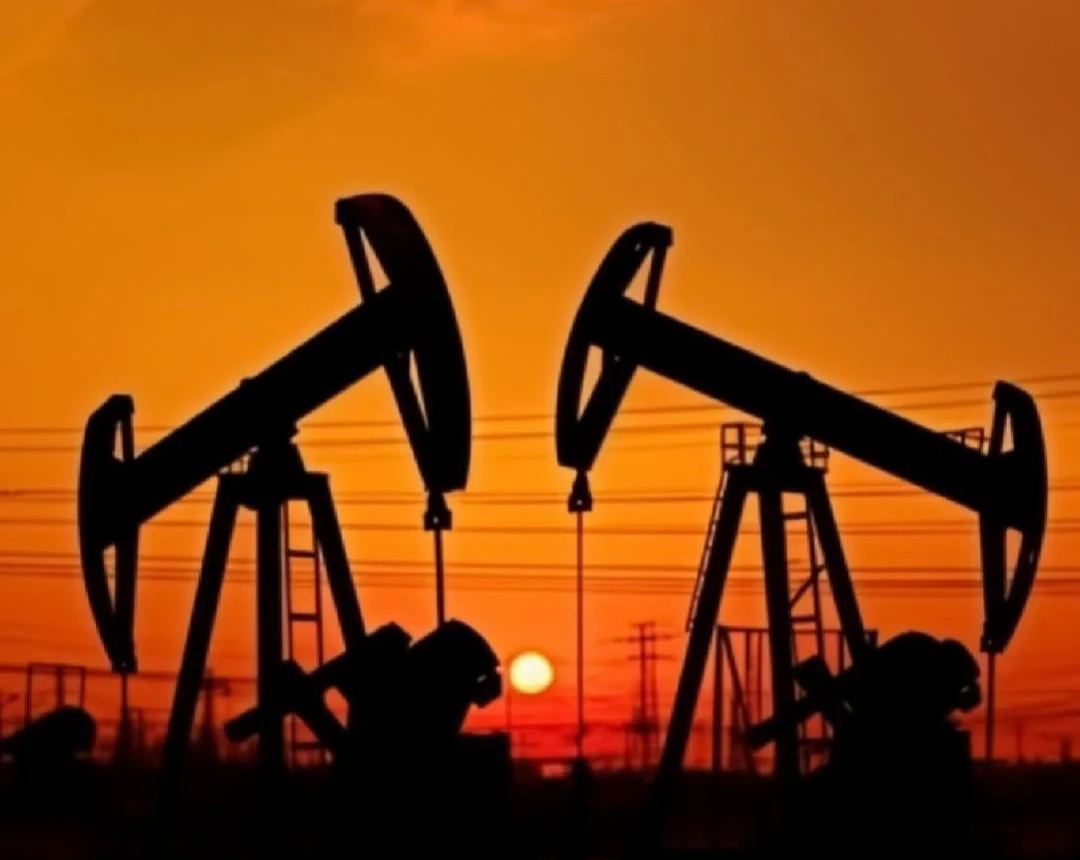 Balancines de bombeo petrolero al atardecer